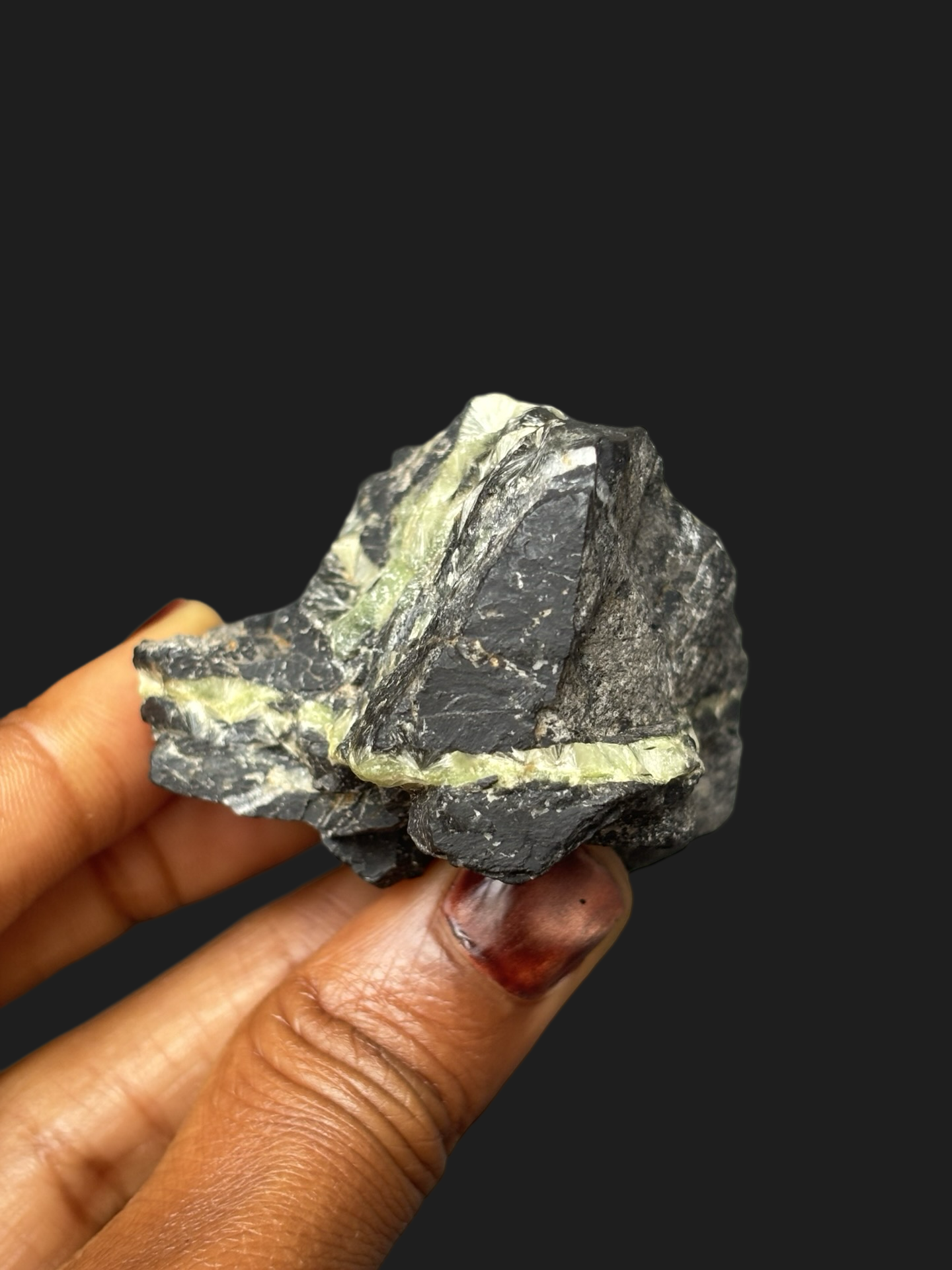 Wavellite Veins with Large Cat’s Eye Crystal on Dark Novaculite Matrix – Mauldin Mountain, Arkansas