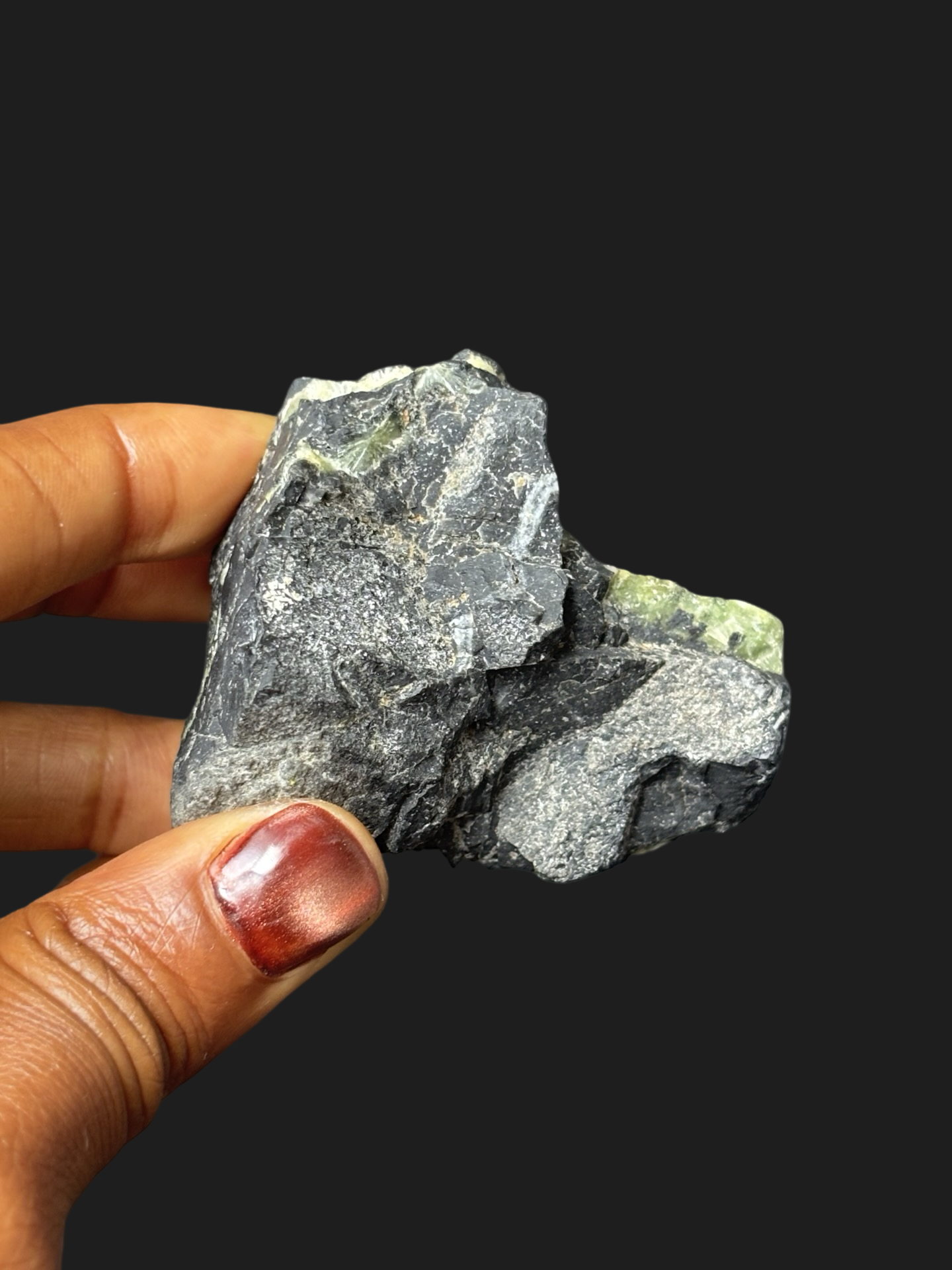 Wavellite Veins with Large Cat’s Eye Crystal on Dark Novaculite Matrix – Mauldin Mountain, Arkansas