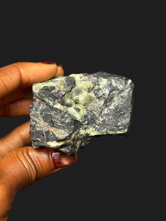 Wavellite Veins with Large Cat’s Eye Crystal on Dark Novaculite Matrix – Mauldin Mountain, Arkansas